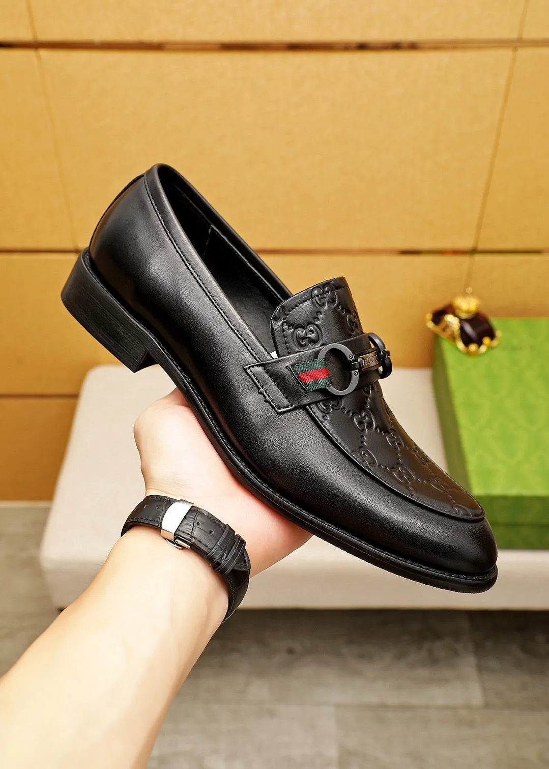 Men's shoes 💰400 💐 Product trademark: GUCCI "Gucci" casual leather shoes Regular size: 39-44 (38.45.46🉑️Customized) Product materials: Selected imported first-layer calfskin embossed upper + original hardware buckle, imported 🐑 sheepskin lining. Strong three-dimensional visual effect, combined outsole Color: 1⃣️color optional